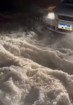 Temporal com granizo deixa carro atolado em gelo acumulado na ERS-486, no Litoral Norte