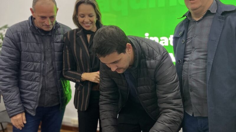 Caraá firma convênio para recuperação de estradas com Governo do Estado
