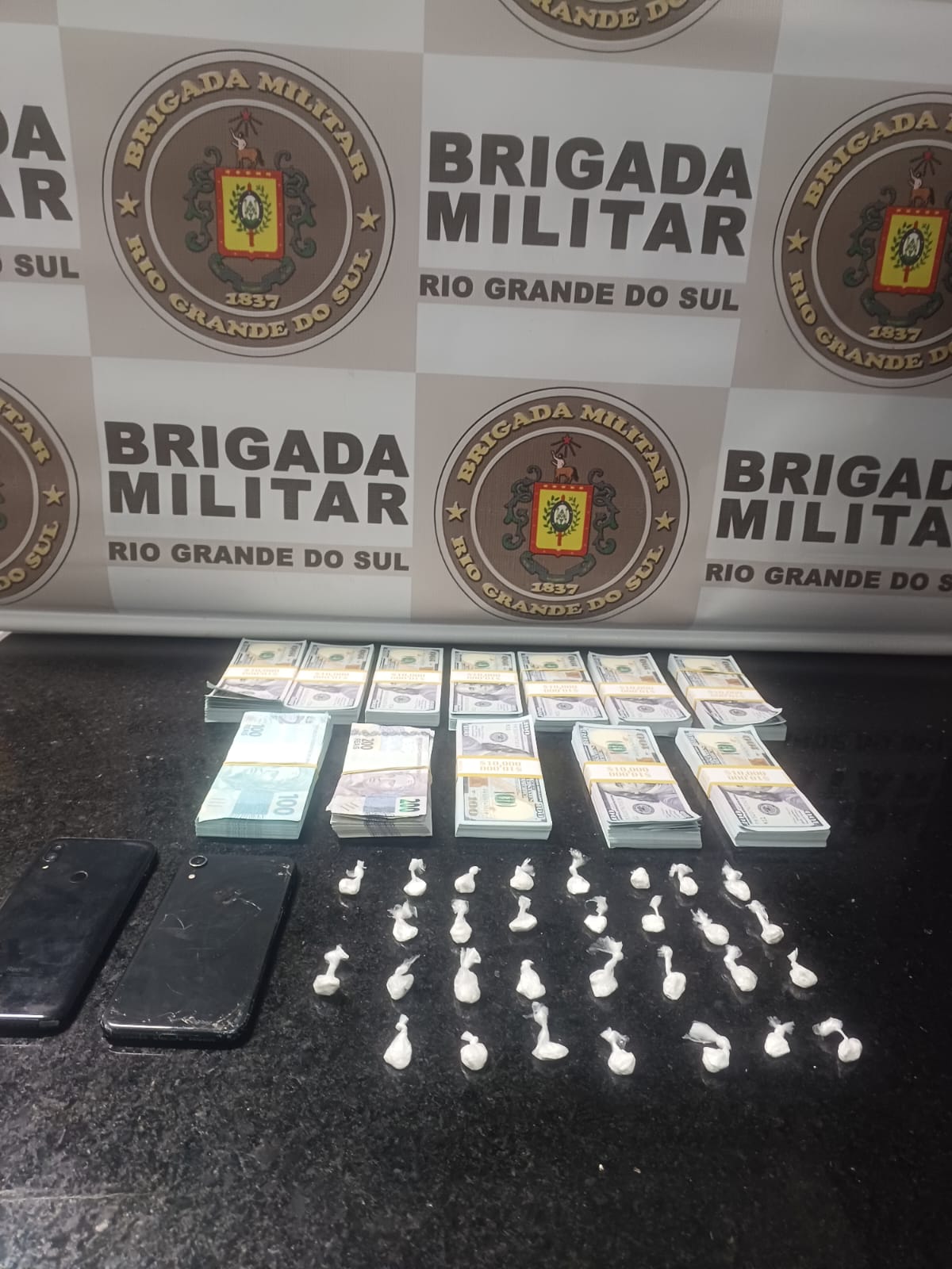 Dupla é presa com drogas e dinheiro falso em Imbé
