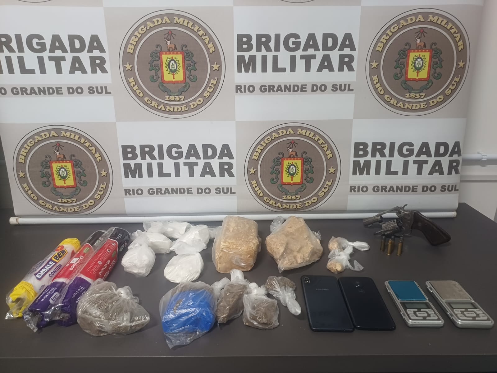 Homem é preso com arma e quase dois quilos de drogas em Tramandaí