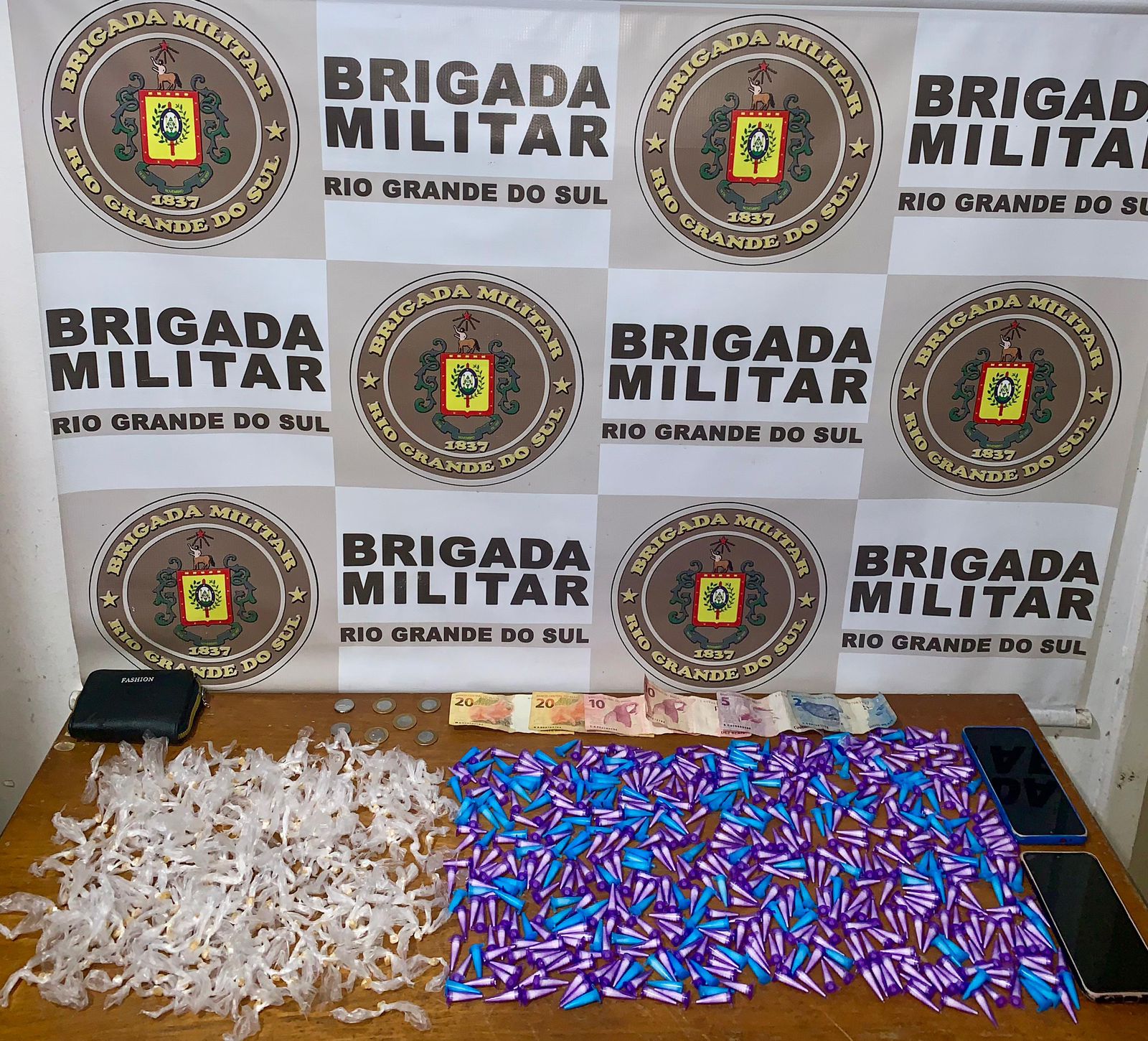 BM prende homem e mulher foragida com mais de 800 porções de drogas em Cidreira