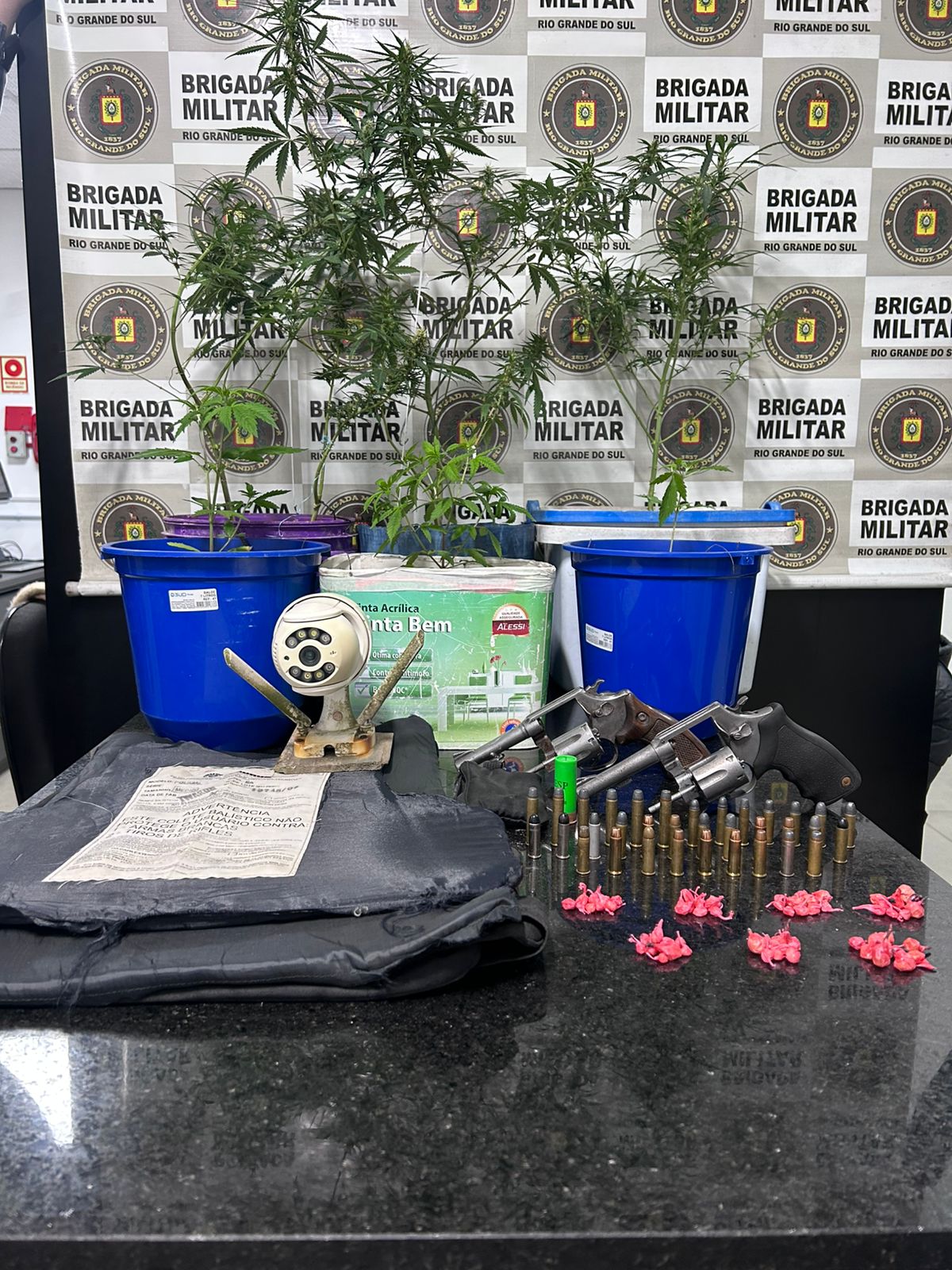 Pai e filho são presos por porte ilegal de arma e tráfico em Cidreira