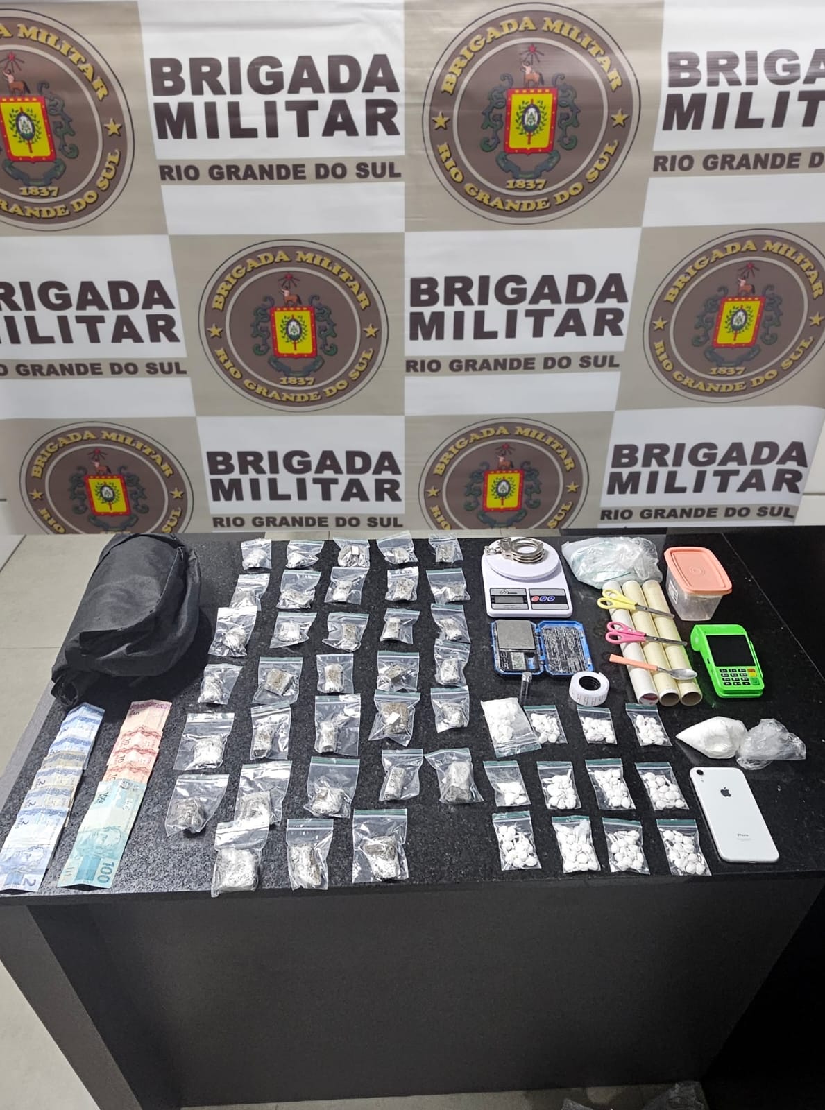 Brigada Militar prende mulher com grande quantidade de drogas em Tramandaí