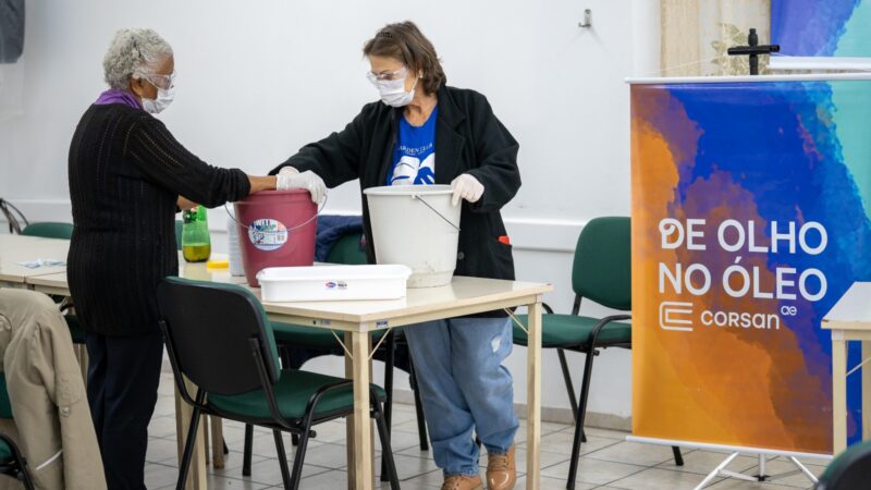 Mulheres produzem dez quilos de sabão ecológico em oficina promovida pela Corsan em Tramandaí