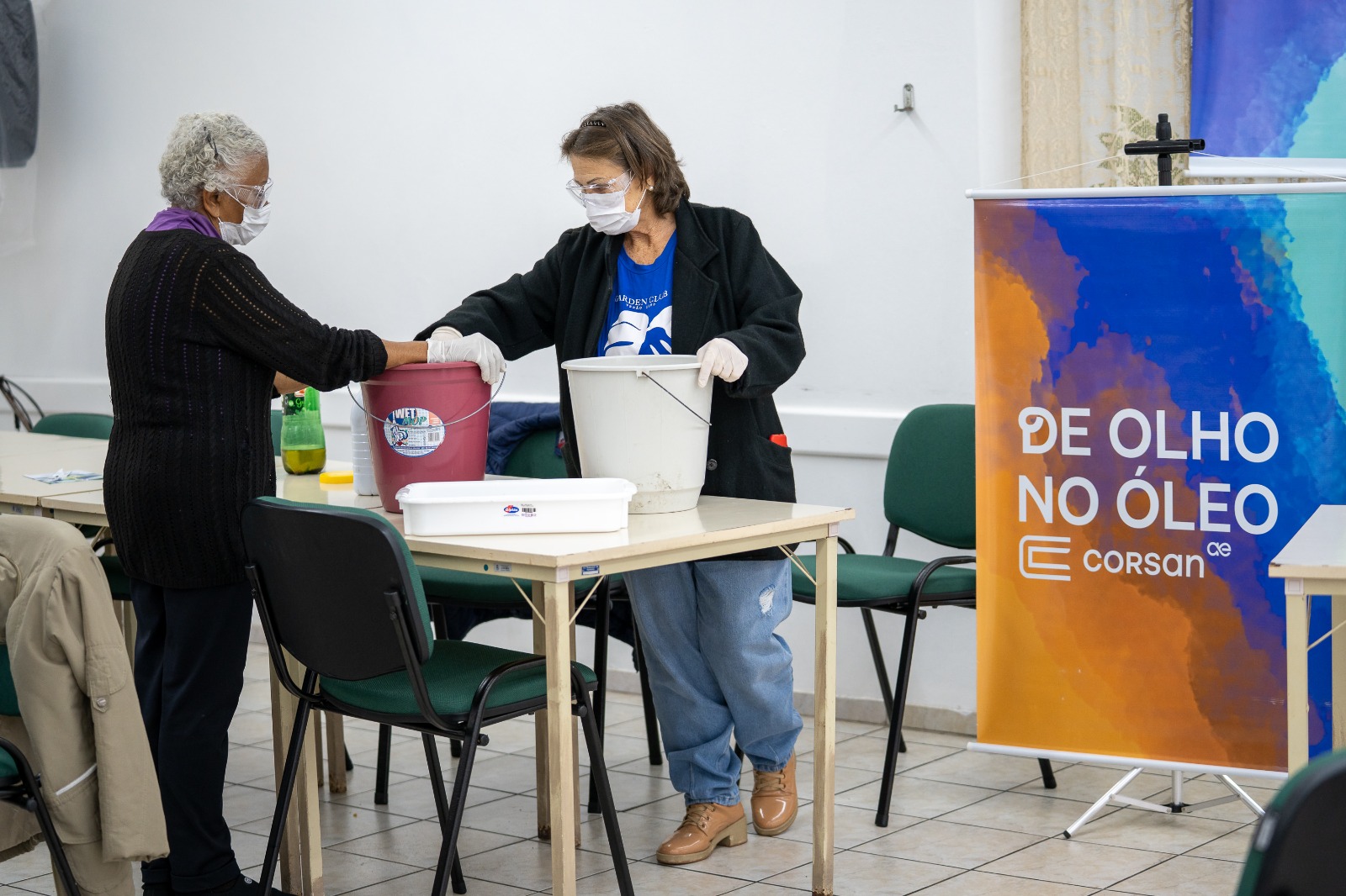 Mulheres produzem dez quilos de sabão ecológico em oficina promovida pela Corsan em Tramandaí