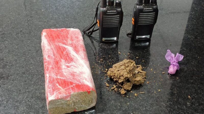 Brigada Militar prende homem com drogas e rádios comunicadores em Tramandaí