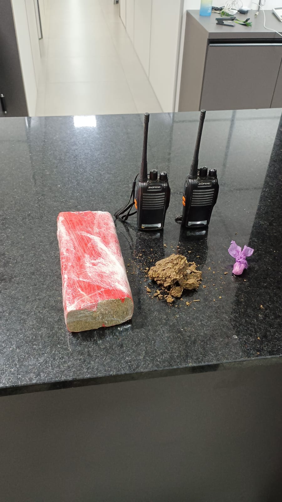 Brigada Militar prende homem com drogas e rádios comunicadores em Tramandaí