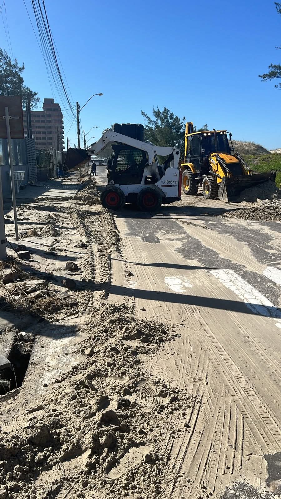Prefeitura de Osório realiza força-tarefa para recuperação da orla em Atlântida Sul e Mariápolis após ressaca