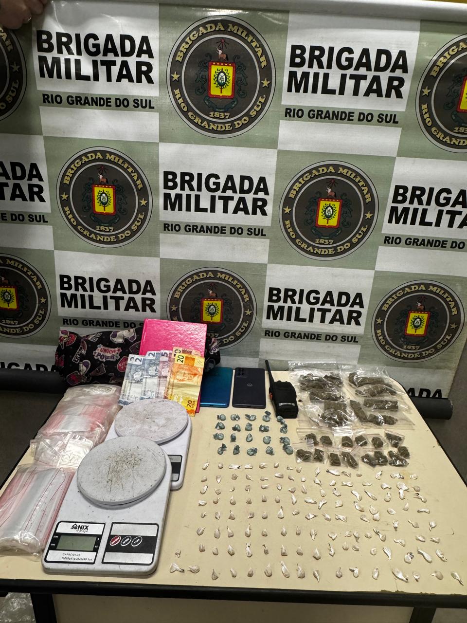 Brigada Militar prende mulher com quase 130 pedras de crack em Capão da Canoa