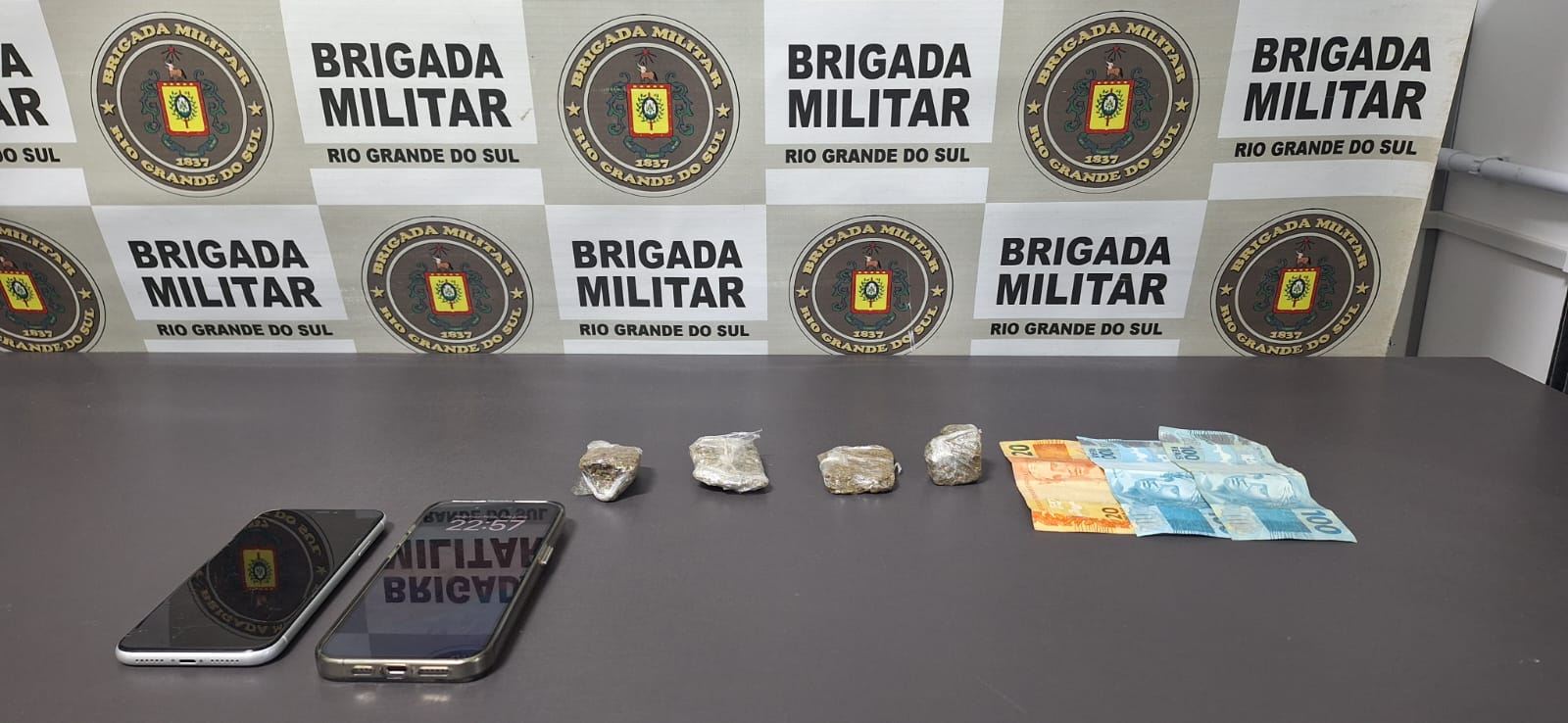 Em ação rápida, Brigada Militar prende homem com drogas em Tramandaí