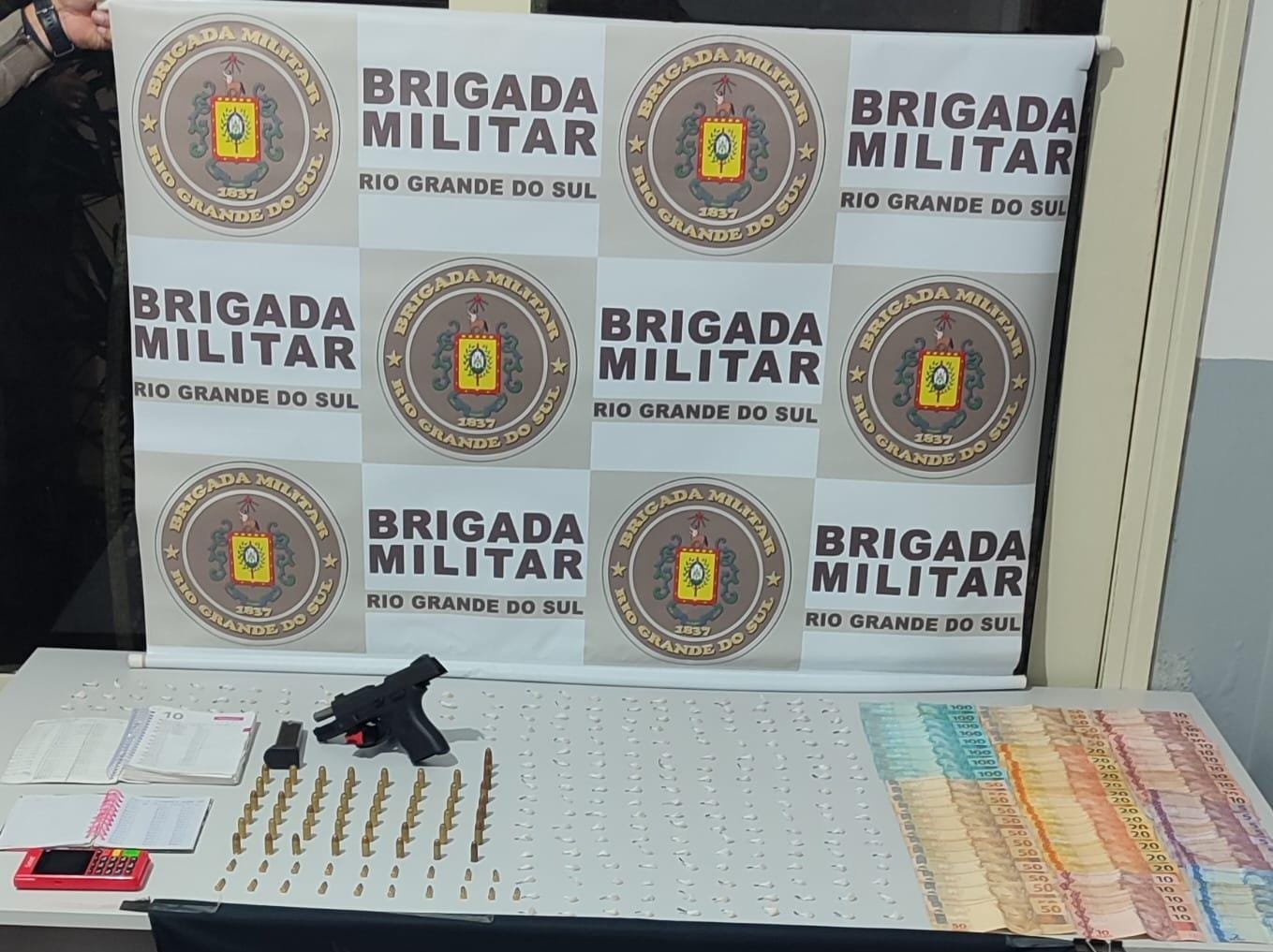 Casal é preso com drogas, arma de uso restrito e munições em Osório