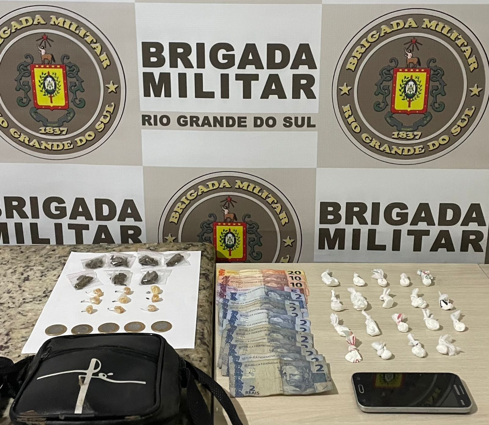 Dois indivíduos são presos por tráfico de drogas em Santo Antônio da Patrulha