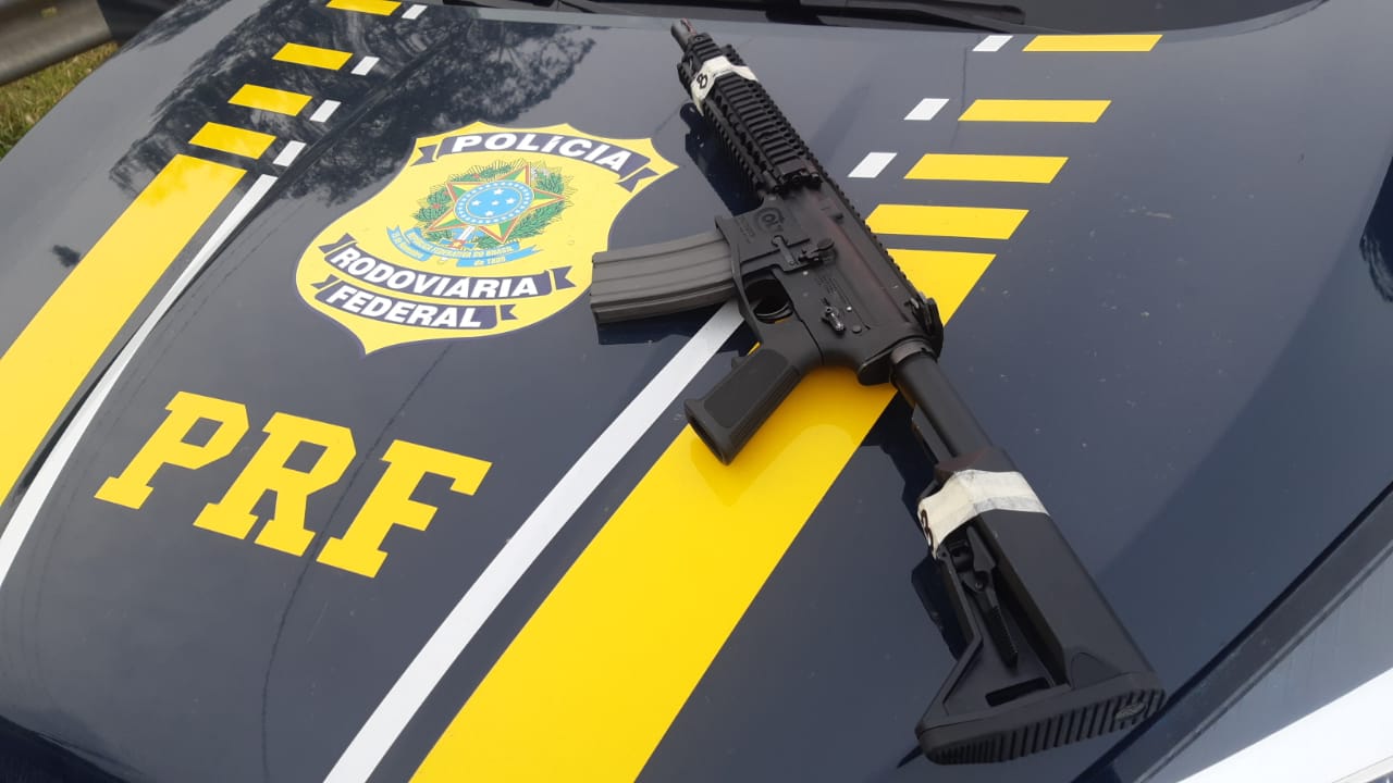 PRF prende dois homens com fuzil e dois homens com drogas na BR-101, no Litoral Norte