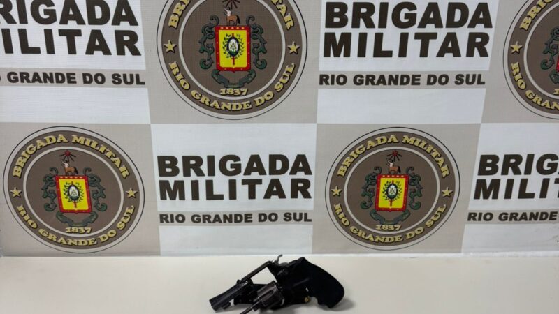 BM prende dois homens transportando arma e drogas em Osório