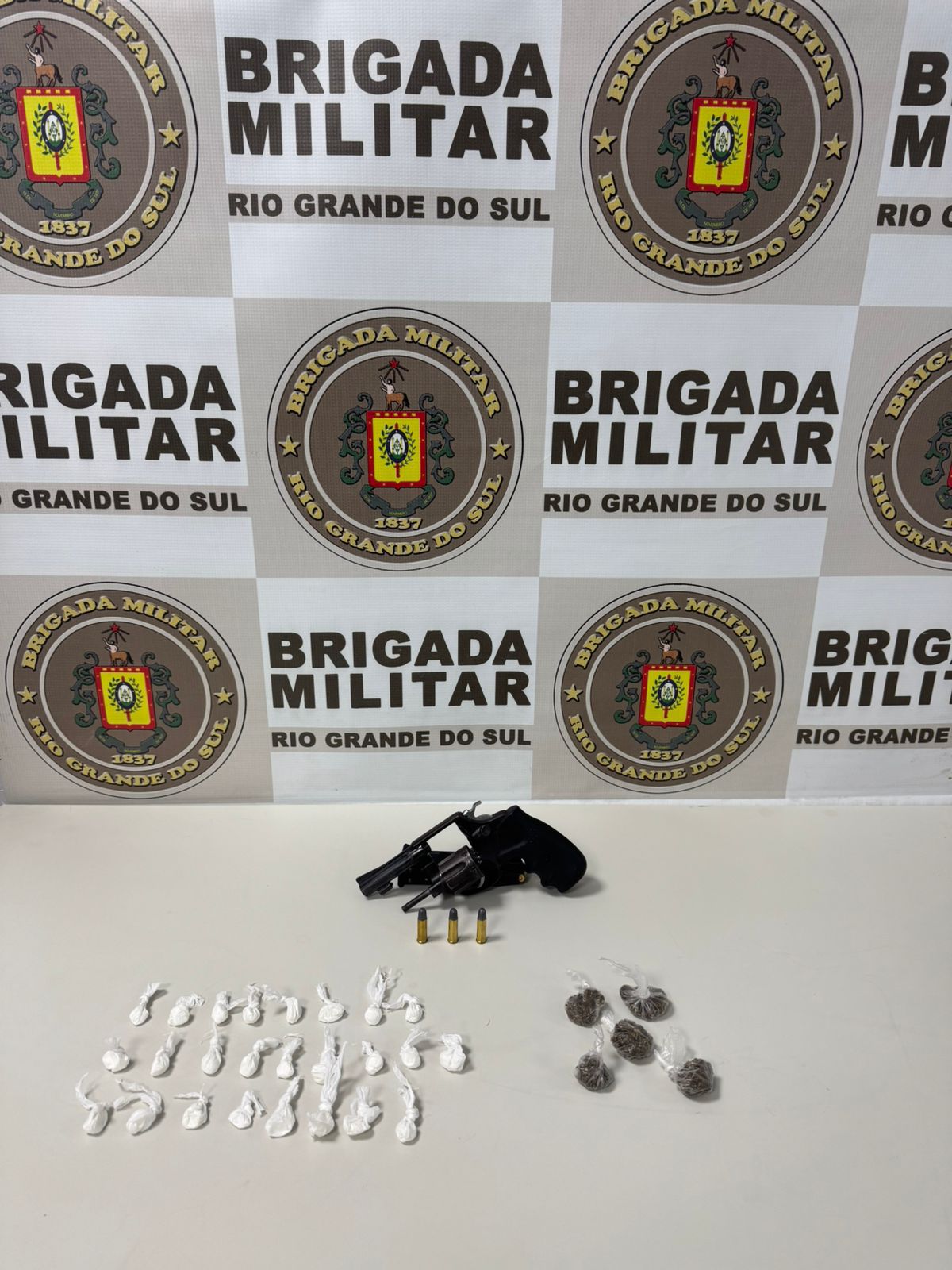 BM prende dois homens transportando arma e drogas em Osório