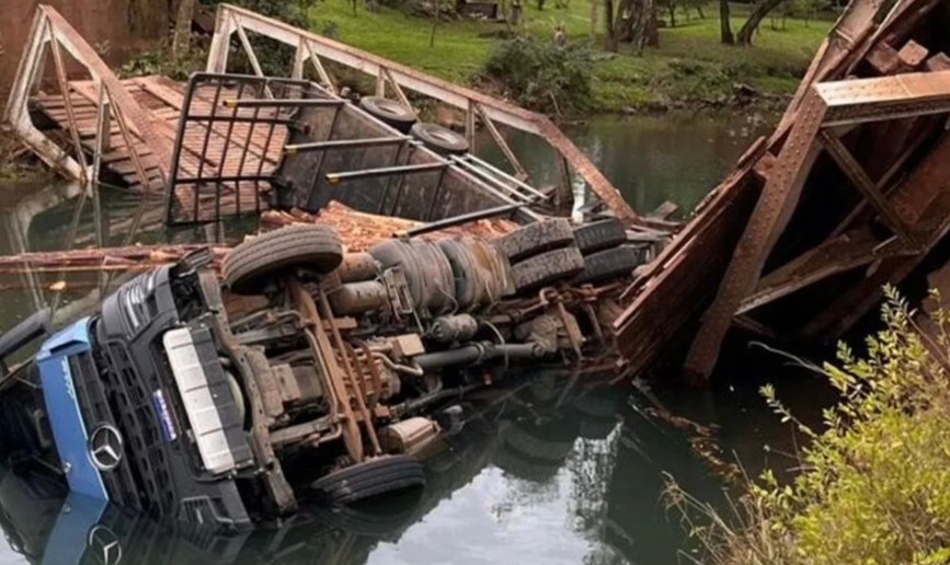 Ponte desaba em Caraá após carreta bitrem exceder limite de carga: laudo aponta sobrepeso como causa do colapso