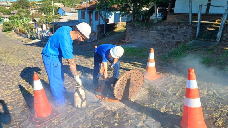 Corsan fiscaliza e orienta a população sobre os danos causados por ligações irregulares à rede de esgoto