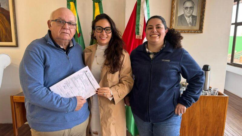 Administração Municipal entrega subvenção de R$ 50 mil para auxílio no transporte de universitários de Osório