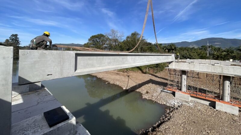 Nova ponte sobre o Rio Três Forquilhas, em Itati, toma forma no Litoral Norte