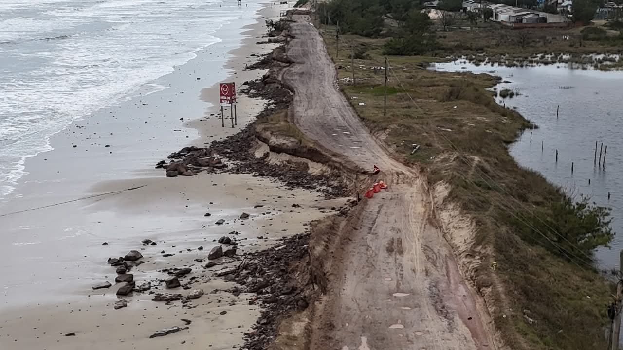 TRECHO DA ANTIGA INTERPRAIAS É INTERDITADO DEVIDO À EROSÃO NA PISTA