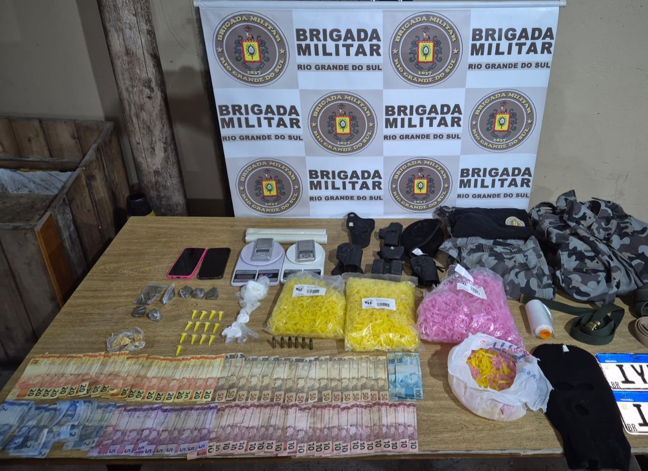 BM prende homem com drogas e recupera veiculo roubado em Palmares do Sul