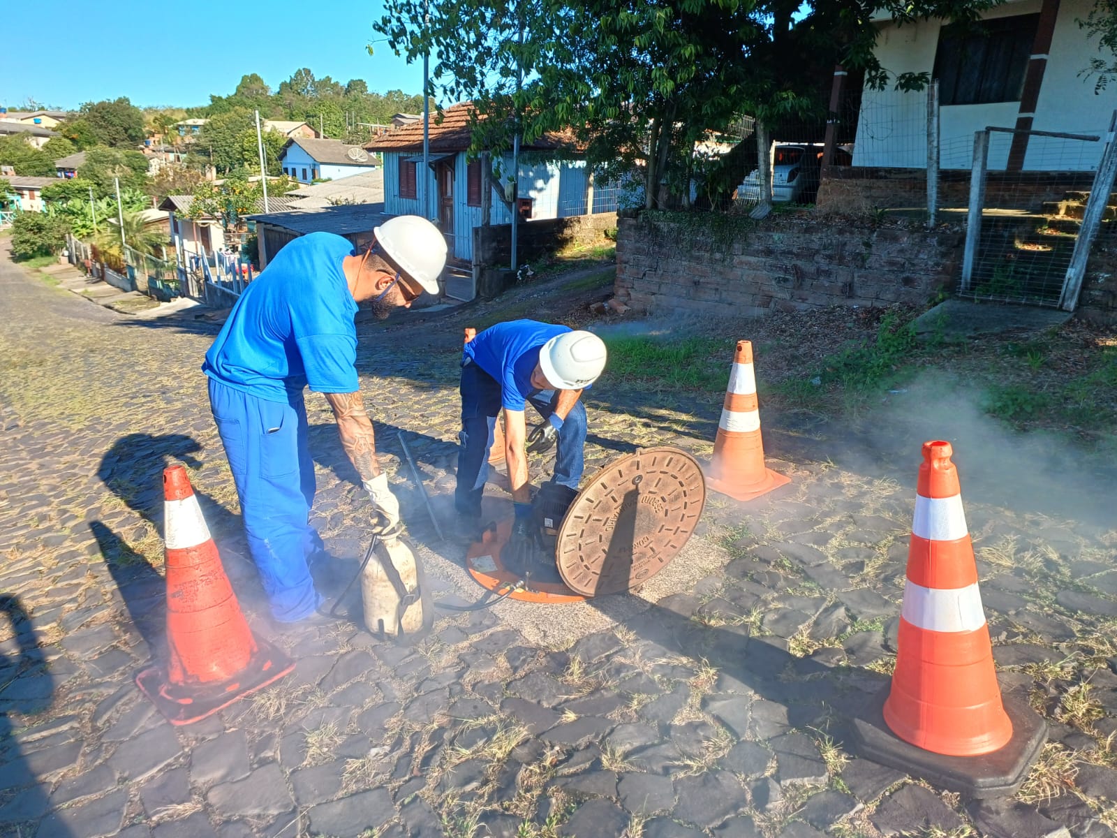 Corsan inspeciona ligações irregulares em redes de esgoto no Centro, Igra Norte e Getúlio Vargas, em Torres