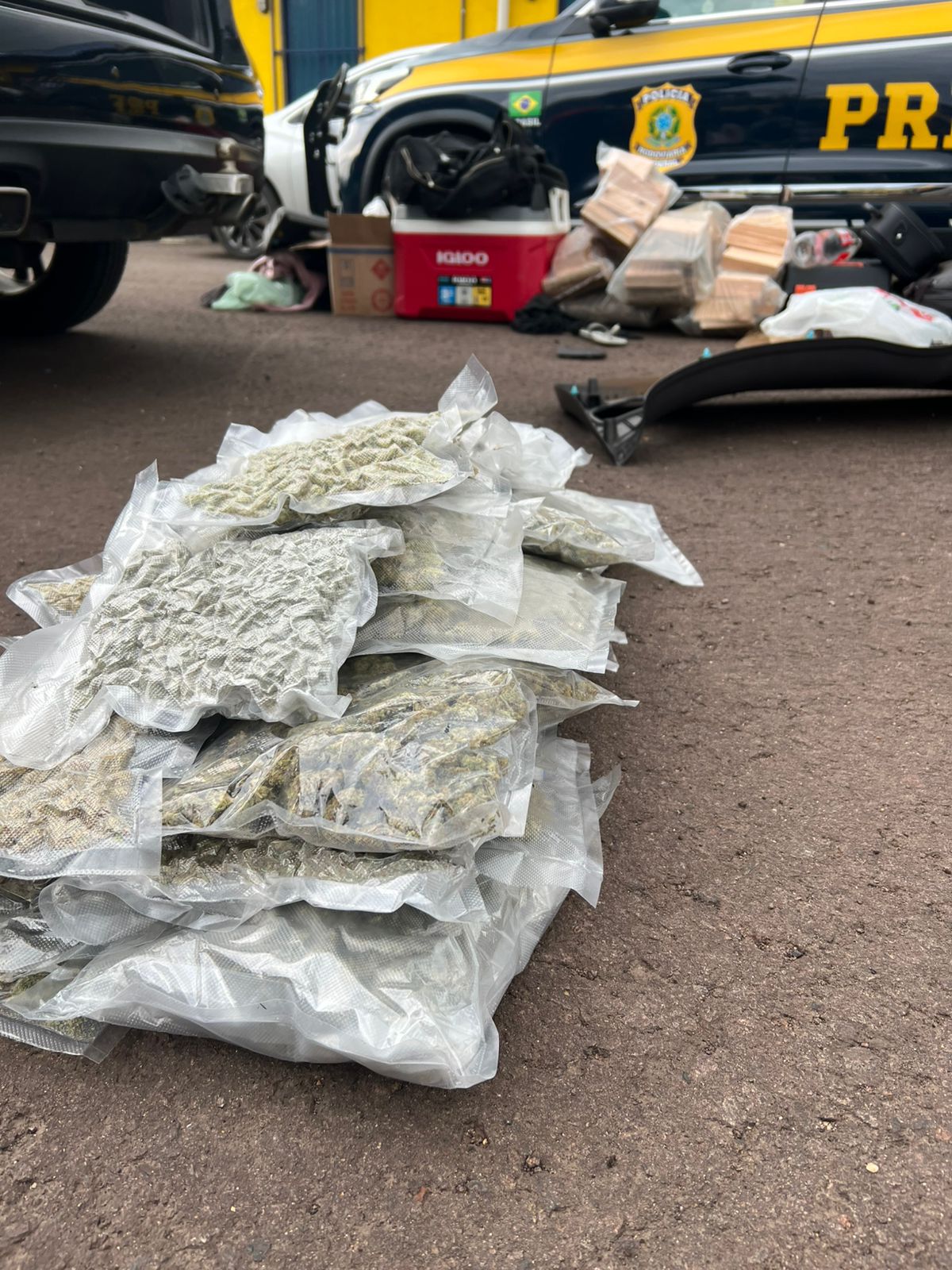 PRF prende dois homens com skunk e haxixe em Torres