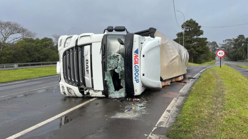 Caminhoneiro fica ferido em tombamento de carreta na BR-290, em Osório