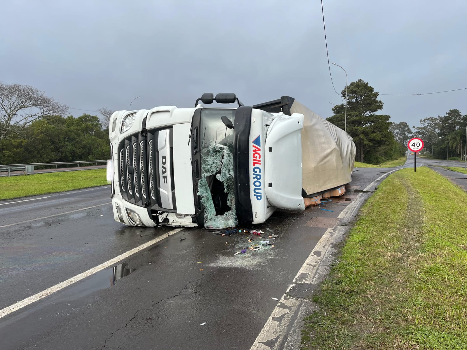 Caminhoneiro fica ferido em tombamento de carreta na BR-290, em Osório