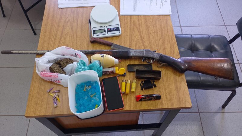 8º BPM prende quatro pessoas por tráfico de drogas e porte ilegal de arma em Mostardas
