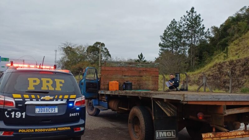 PRF retira de circulação caminhão em péssimo estado de conservação e não licenciado em Torres