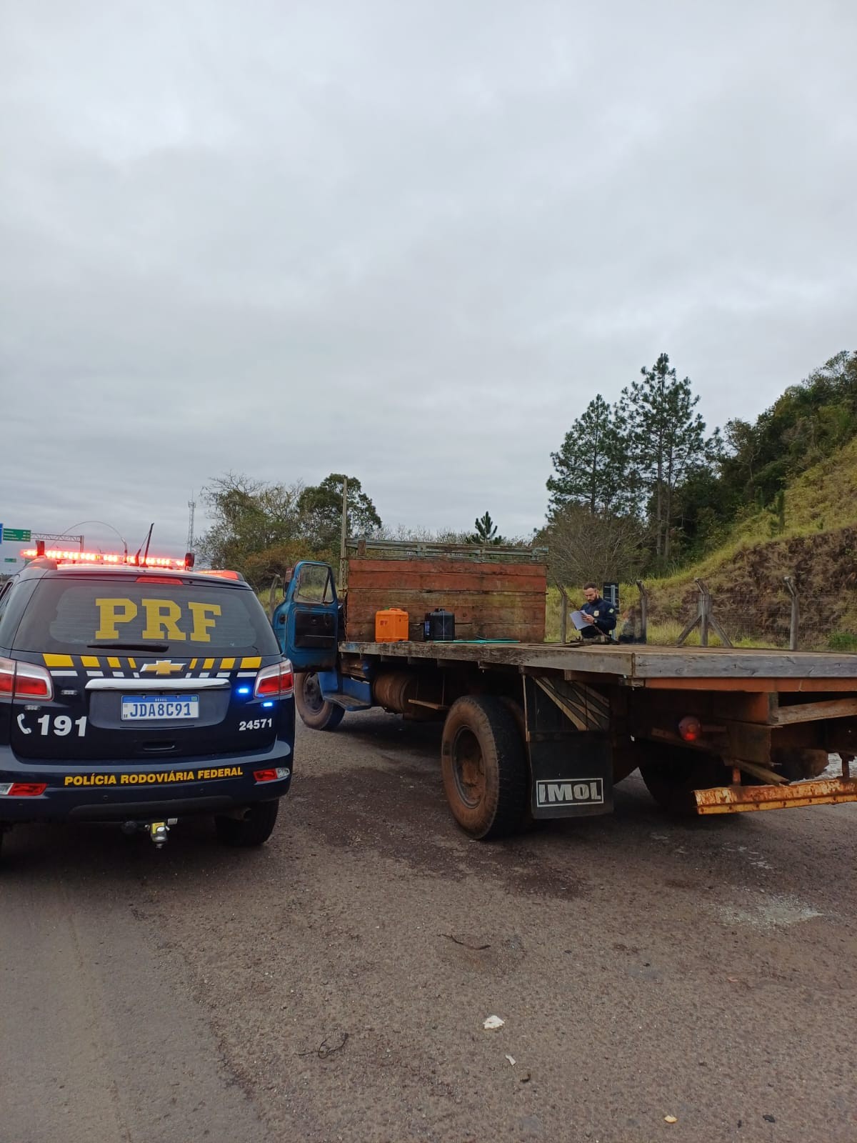 PRF retira de circulação caminhão em péssimo estado de conservação e não licenciado em Torres