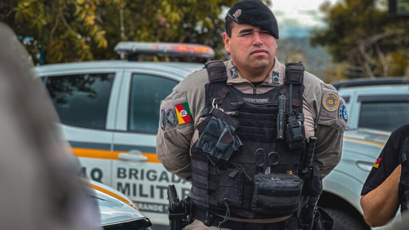 BM prende três homens e apreende dois adolescentes, porções de drogas, pistola e munições