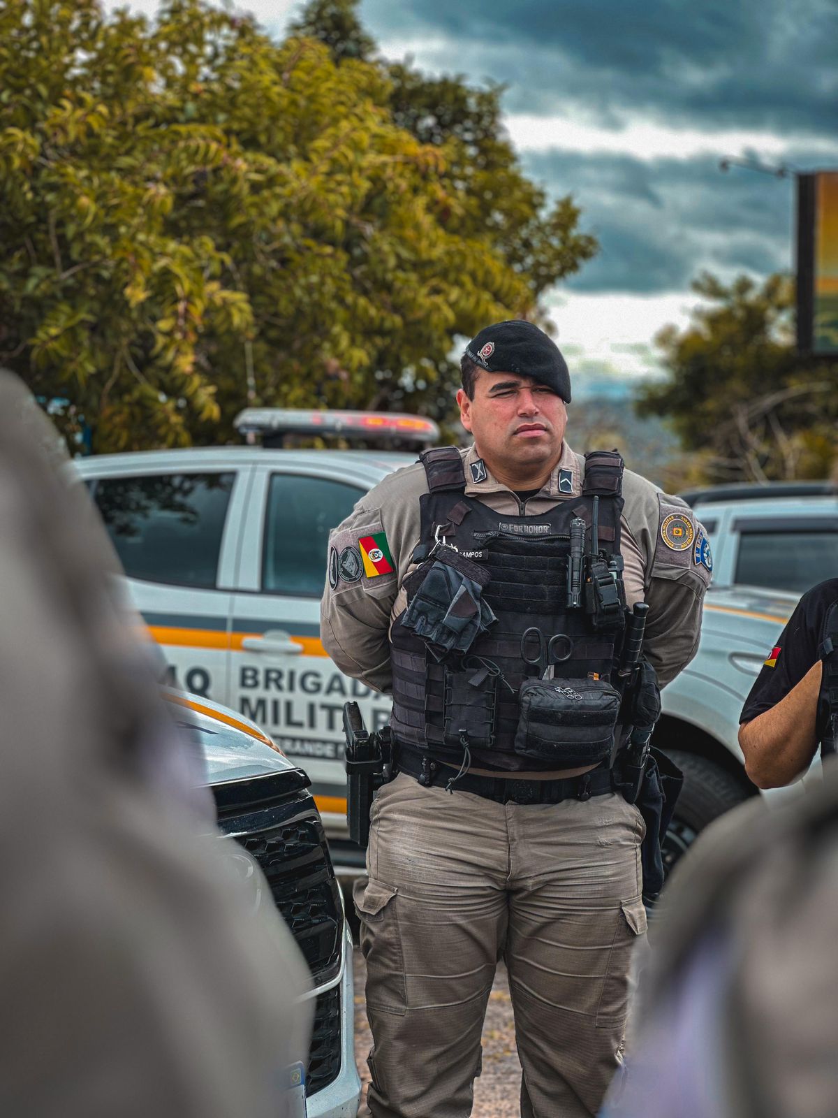 BM prende três homens e apreende dois adolescentes, porções de drogas, pistola e munições