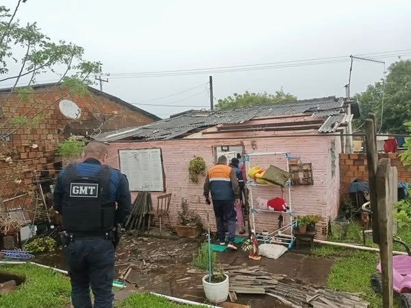 Temporal com granizo causa destelhamentos em Tramandaí; Defesa Civil atende famílias atingidas
