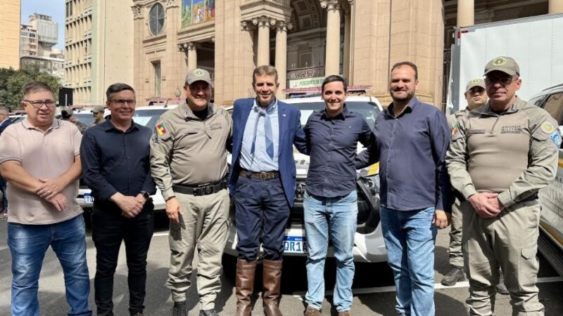Força de segurança de Santo Antônio recebem caminhonete Hilux e bote salva-vidas