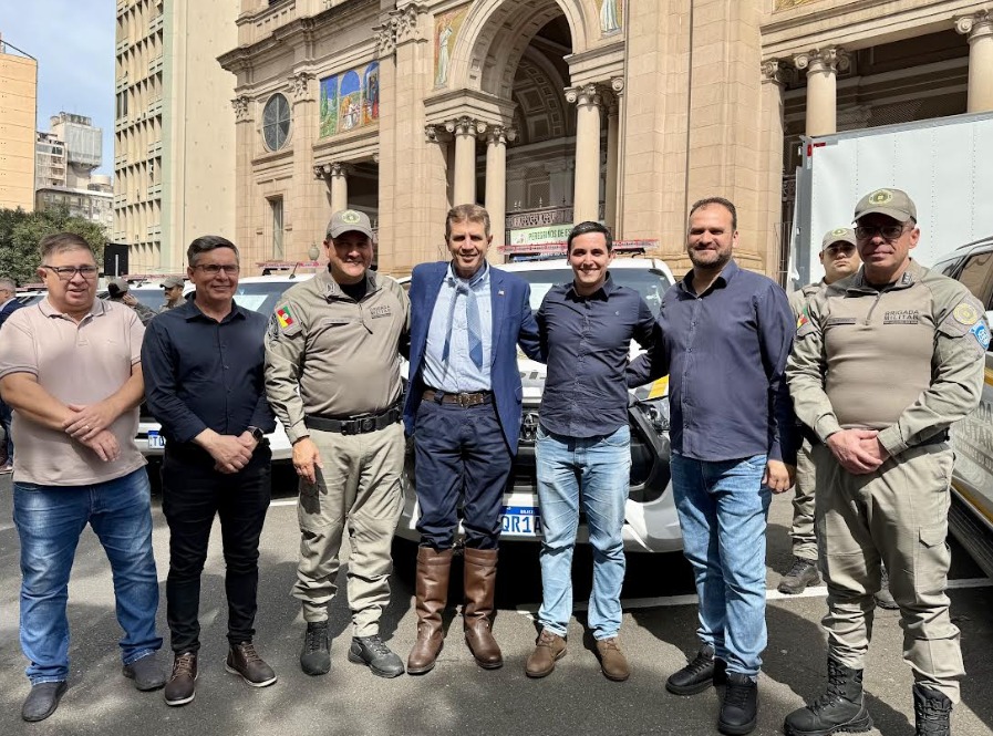 Força de segurança de Santo Antônio recebem caminhonete Hilux e bote salva-vidas