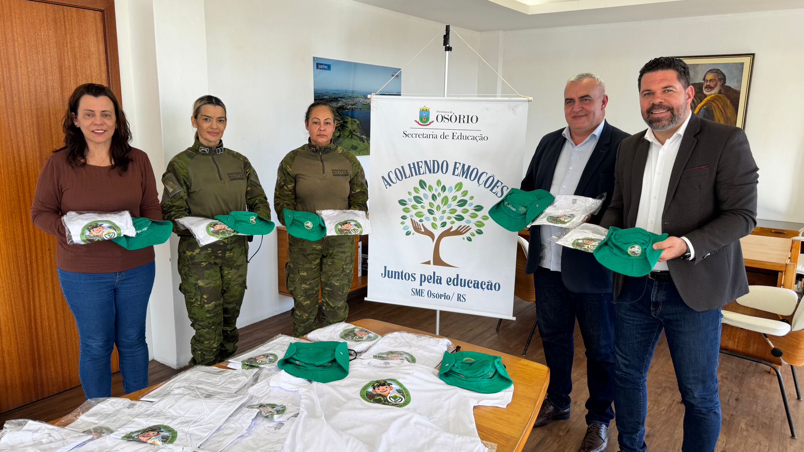 Prefeitura de Osório realiza a entrega de uniformes para o programa Patrulheiro Mirim à Patram