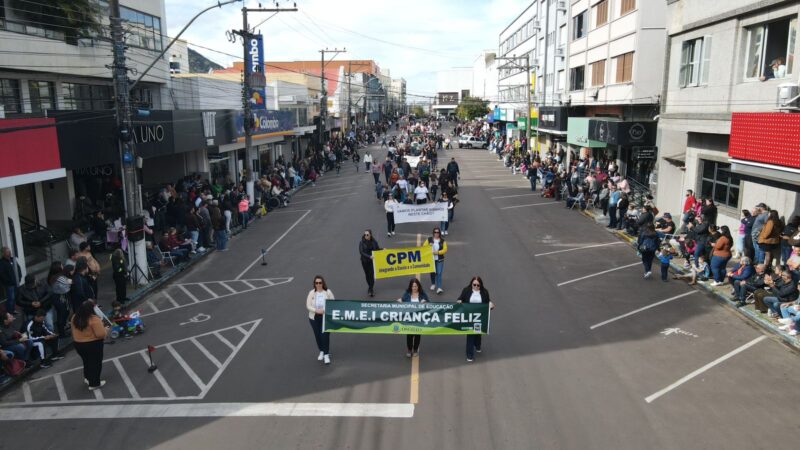 PÚBLICO PRESTIGIA O DESFILE CÍVICO DE OSÓRIO QUE REUNIU MAIS DE 60 ENTIDADES
