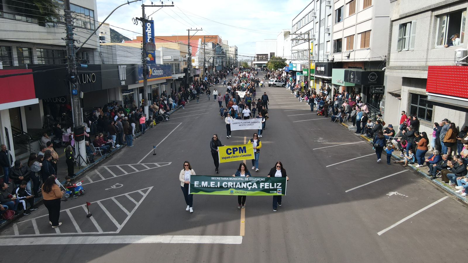 PÚBLICO PRESTIGIA O DESFILE CÍVICO DE OSÓRIO QUE REUNIU MAIS DE 60 ENTIDADES