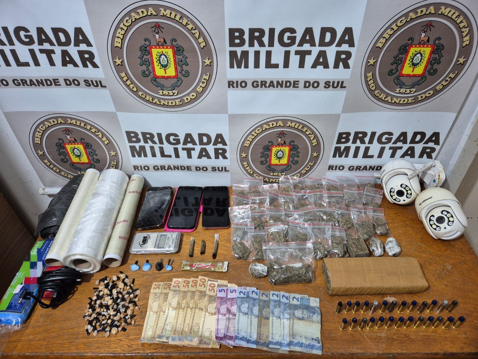 BM prende dupla e apreende adolescente com mais de 140 porções de drogas em Balneário Pinhal