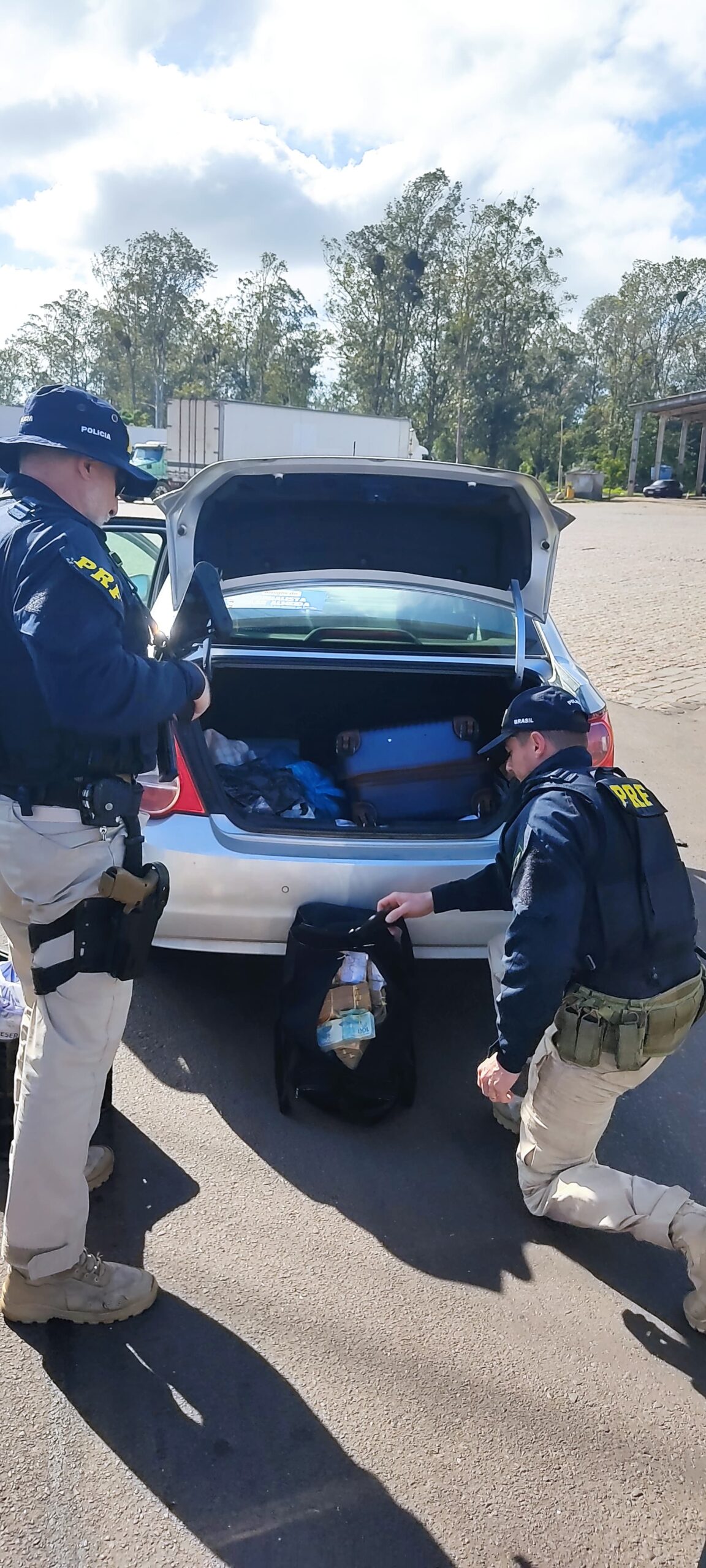 PRF apreende quase 700 mil reais sem comprovação de origem em Torres