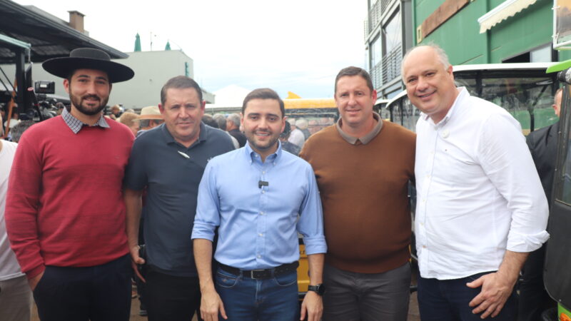 Deputado Luciano Silveira celebra assinatura para construção de cinco novas pontes no litoral