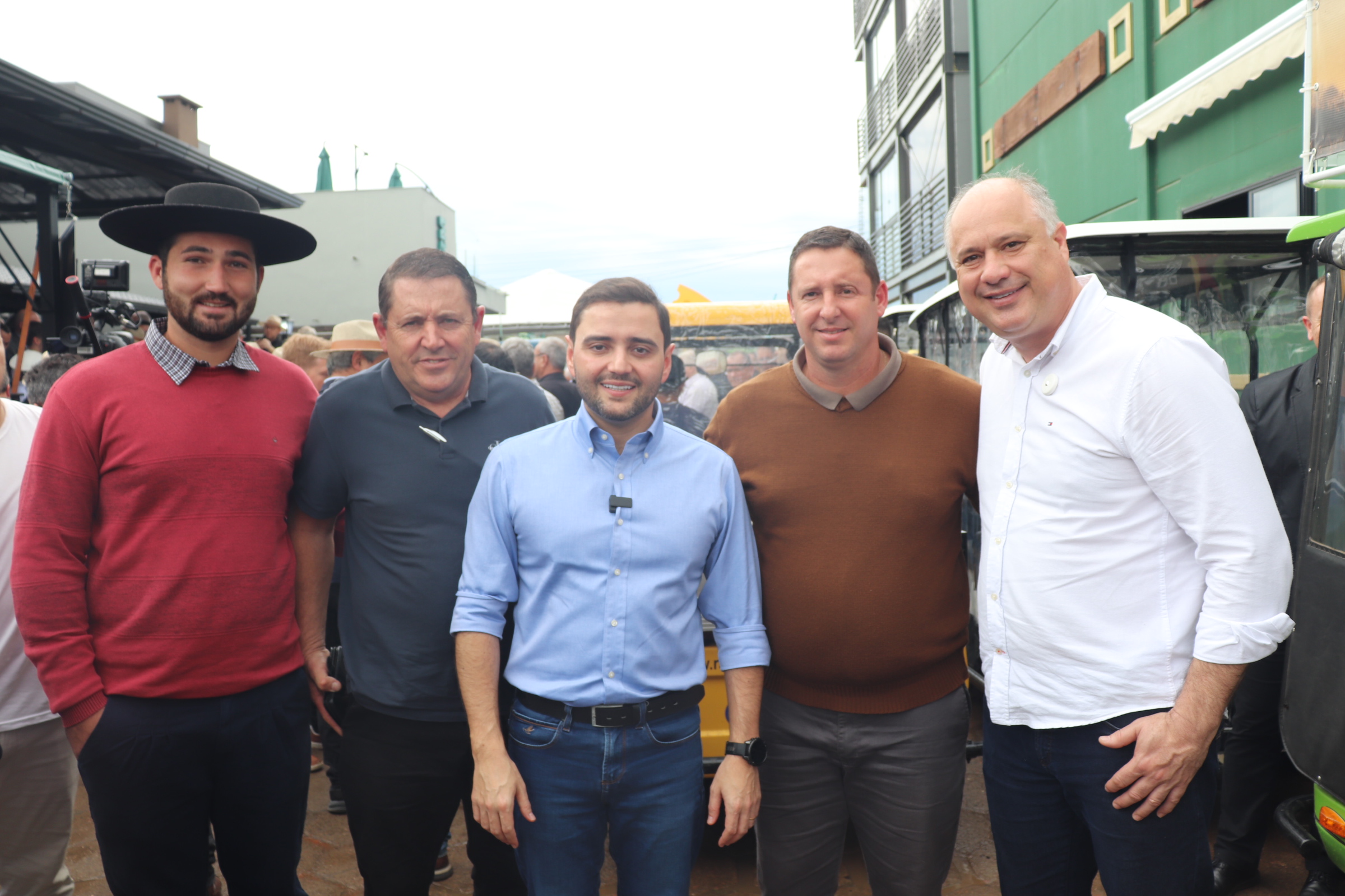 Deputado Luciano Silveira celebra assinatura para construção de cinco novas pontes no litoral