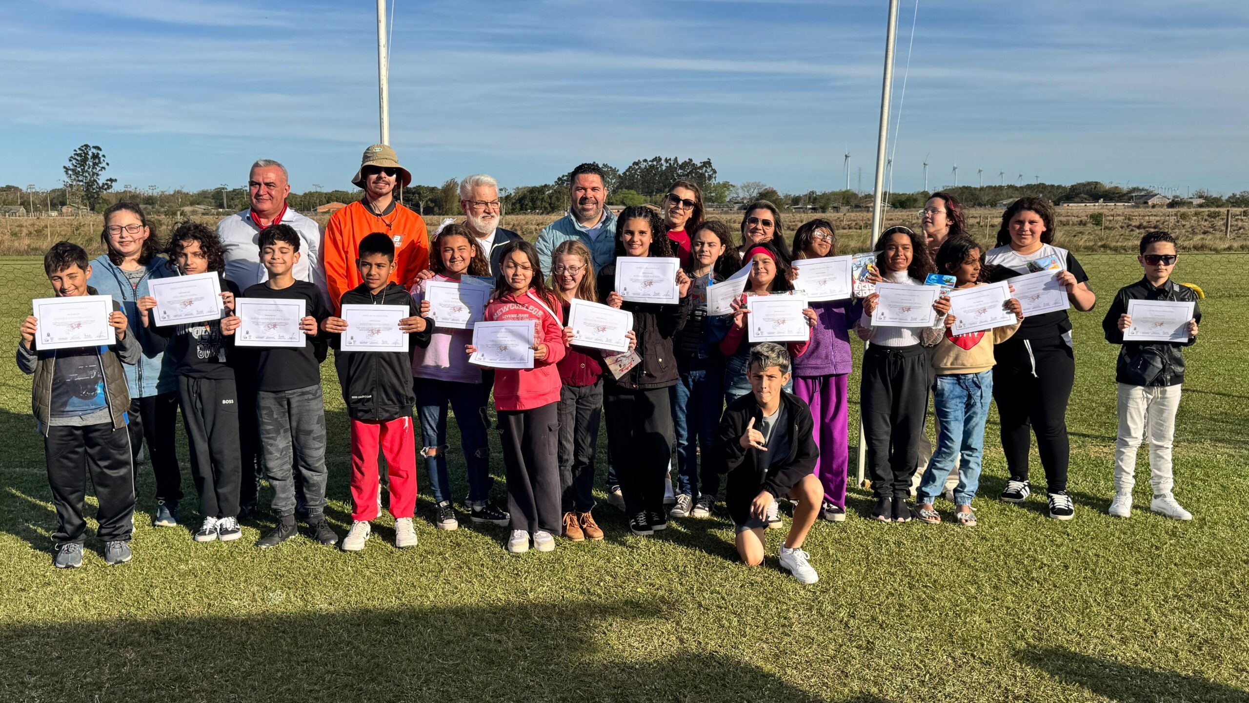 Projeto Asas Para a Vida entrega certificados para alunos da Escola Municipal Major de Alencar em Osório