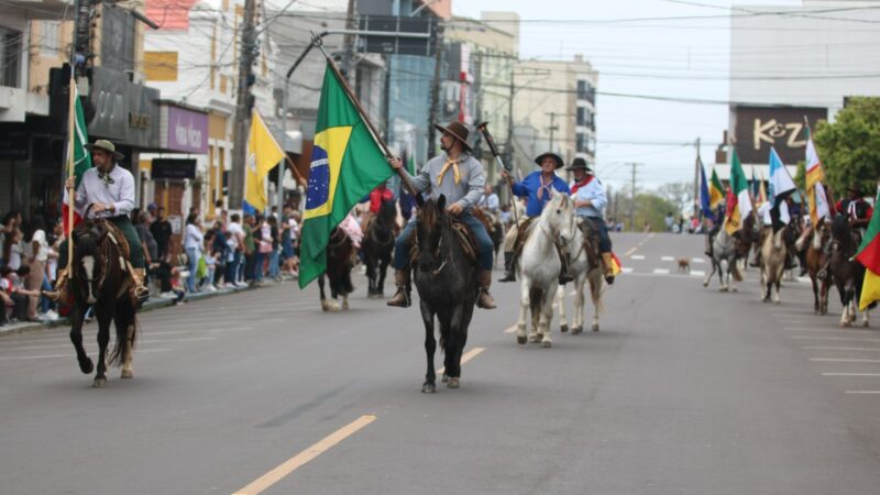Desfile tradicionalista, extinção da Chama Crioula e entrega de premiações encerram atividades da Semana Farroupilha de Osório