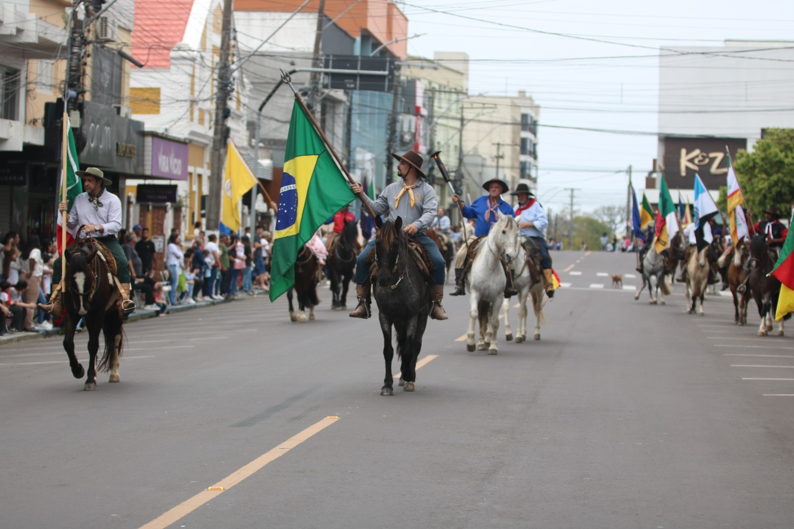 Desfile tradicionalista, extinção da Chama Crioula e entrega de premiações encerram atividades da Semana Farroupilha de Osório