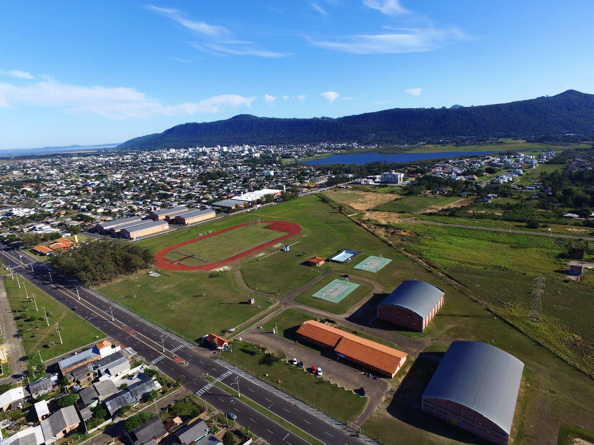 Furgão do CineSolar estaciona em Osório com sessões de cinema movido a energia solar, pipoca e atrações de graça para as famílias
