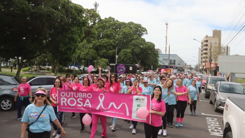 CAMINHADA DAS VITORIOSAS É REALIZADA NO CENTRO DE OSÓRIO E CHAMA A ATENÇÃO DA POPULAÇÃO PARA A PREVENÇÃO AO CÂNCER DE MAMA
