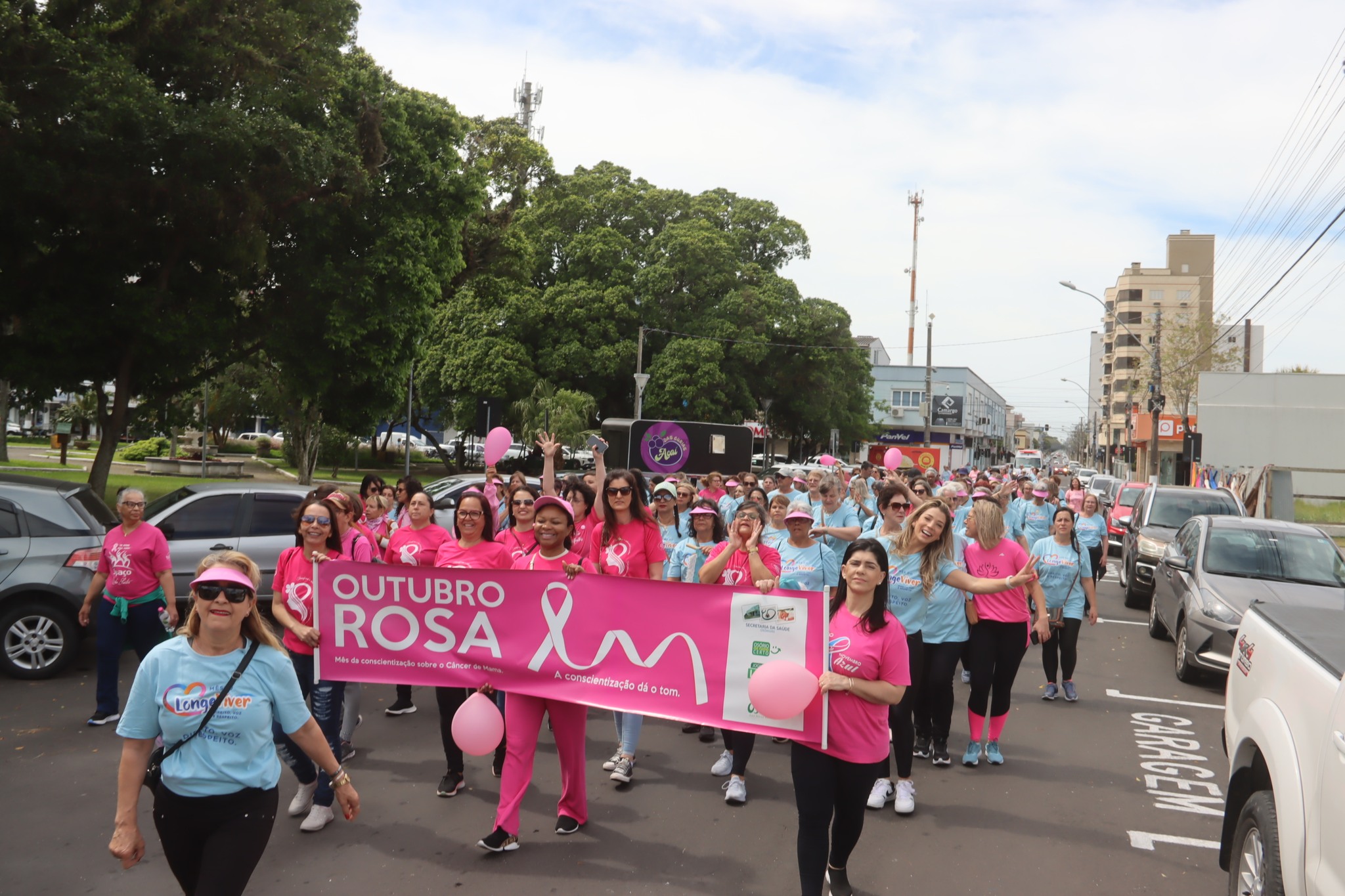 CAMINHADA DAS VITORIOSAS É REALIZADA NO CENTRO DE OSÓRIO E CHAMA A ATENÇÃO DA POPULAÇÃO PARA A PREVENÇÃO AO CÂNCER DE MAMA